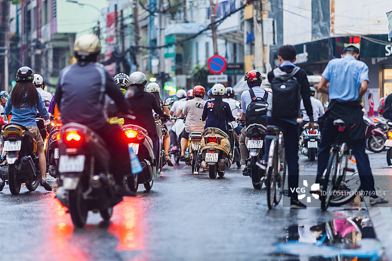 越南胡志明市街道上的电动滑板车图片素材
