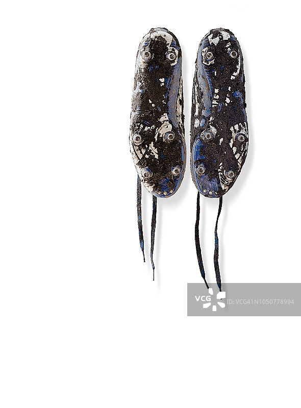 悬挂着的泥泞足球鞋图片素材