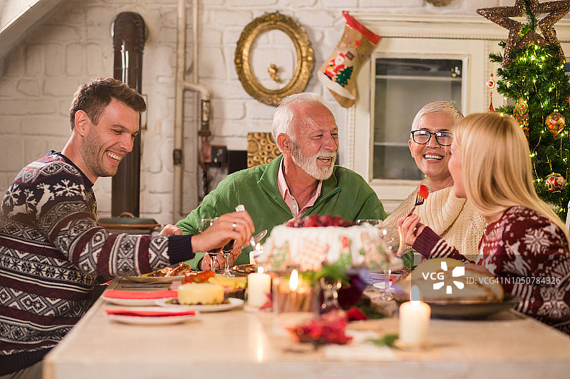 快乐的人们在圣诞晚宴上图片素材