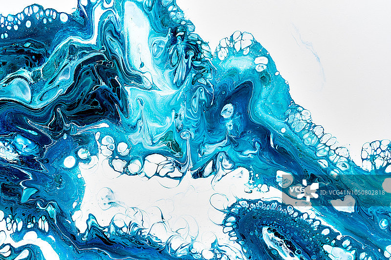 抽象彩色背景纹理流体艺术丙烯颜料，蓝色覆于白色之上图片素材