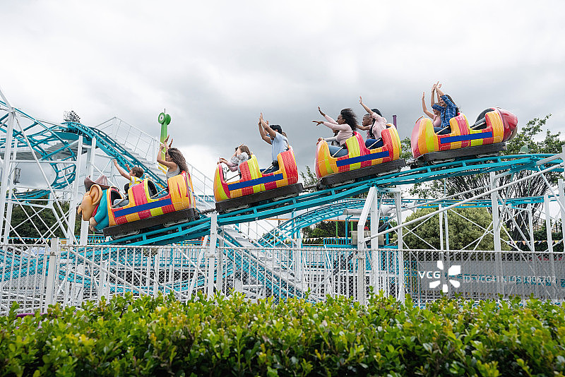 一群在游乐园玩耍的快乐的人图片素材