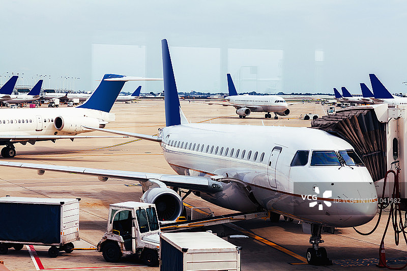 机场停机坪上的飞机装载图片素材