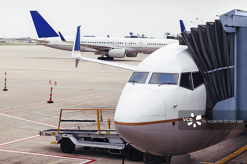 机场停机坪上的飞机装载图片素材