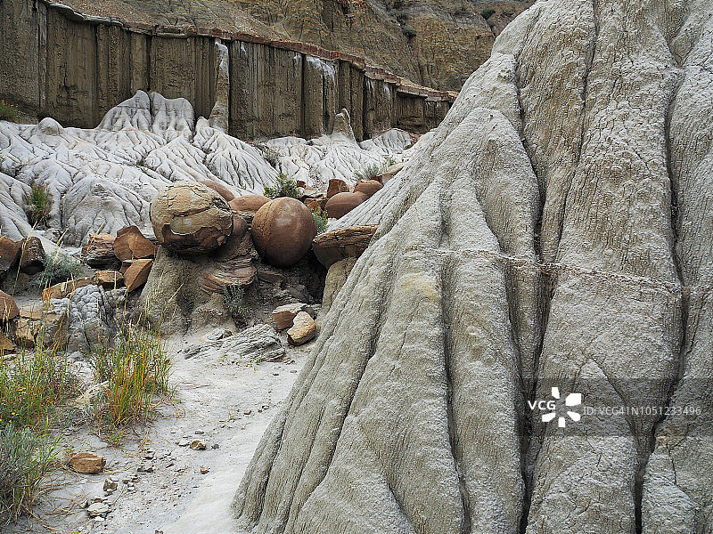 西奥多·罗斯福国家公园北部的沟壑侵蚀和球状结核图片素材