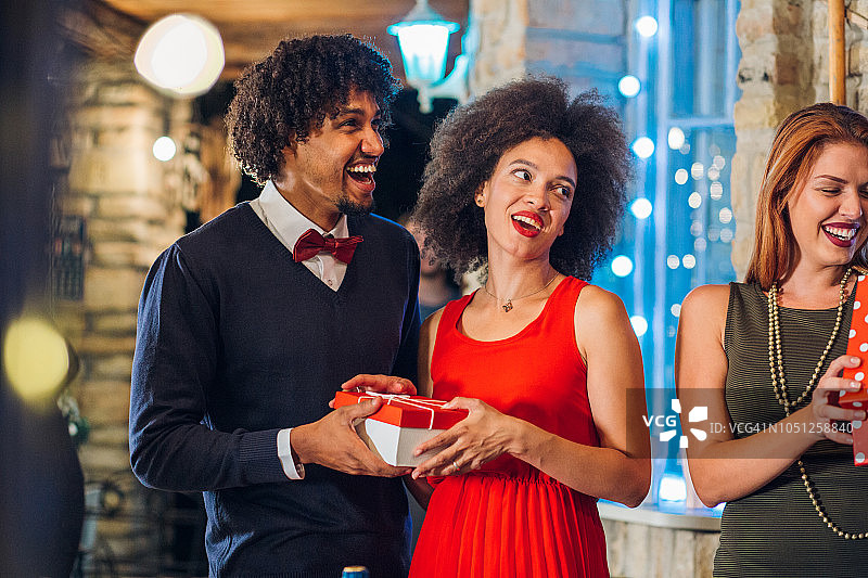 年轻夫妇和礼物图片素材