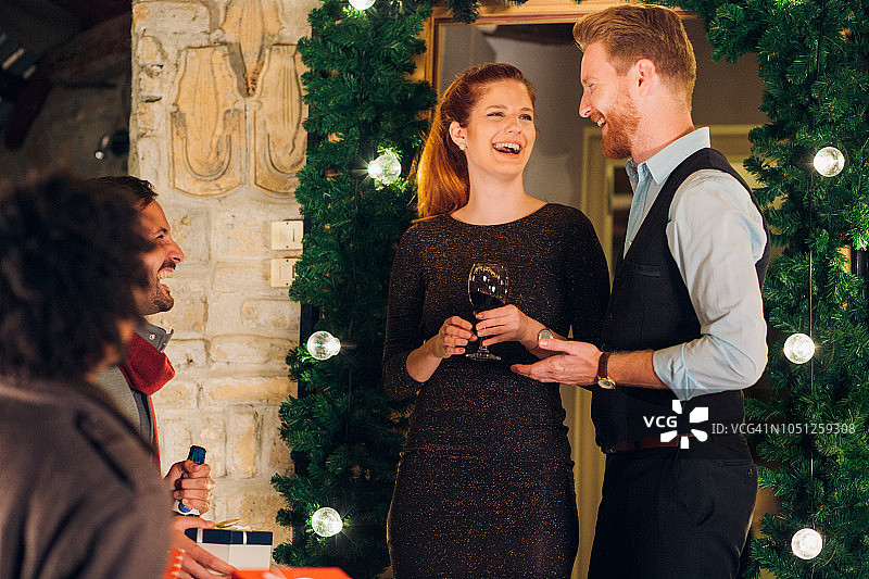 年轻情侣在户外喝葡萄酒图片素材