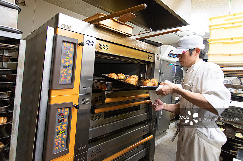 制作面包的日本面包师图片素材
