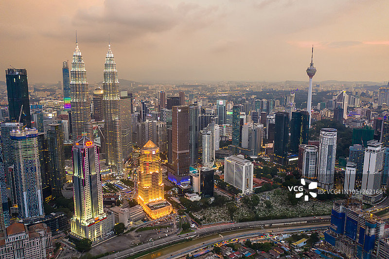 吉隆坡城市夜幕降临时的鸟瞰图图片素材