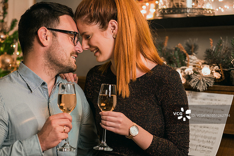 恋爱中的年轻情侣图片素材