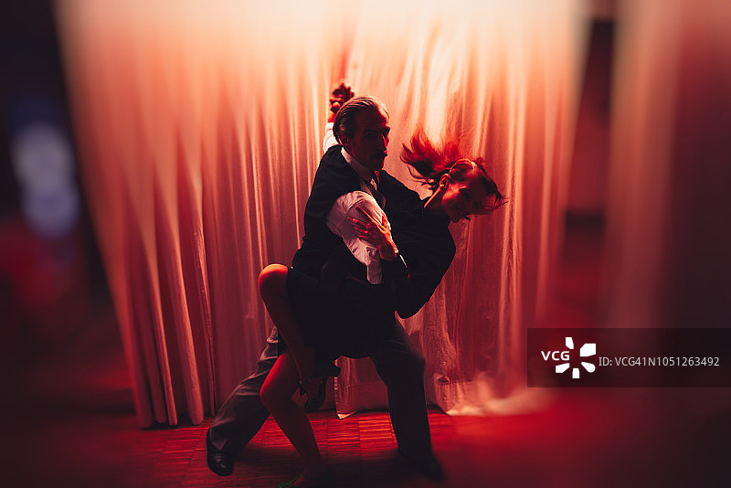 他们跳舞到深夜图片素材