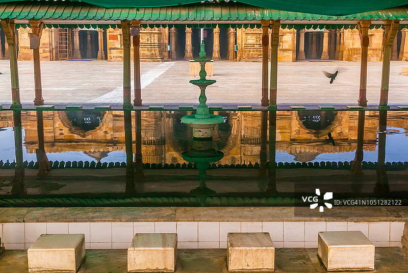 贾玛清真寺在水中的倒影图片素材