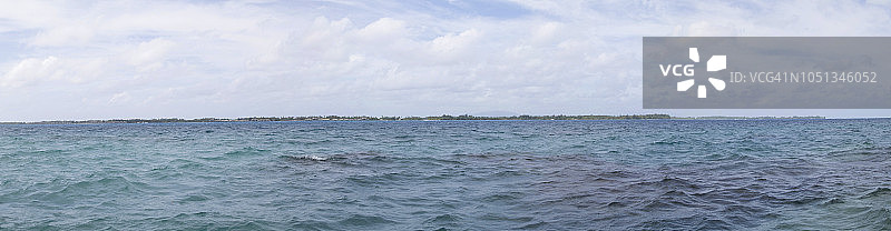 狂风巨浪中的皮提阿奥岛全景图片素材