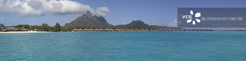 波拉波拉泻湖水上房屋全景图片素材