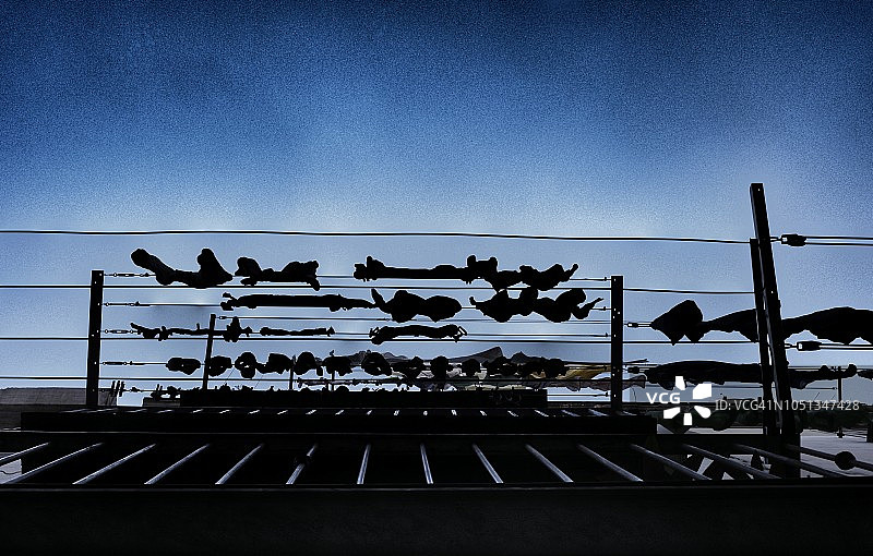 蓝天下晾晒衣物仰视图图片素材