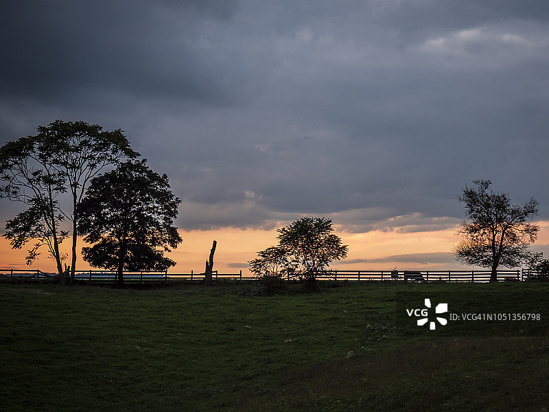初秋农场上的日落图片素材