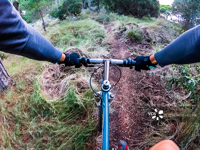 山地自行车骑行第一视角图片素材