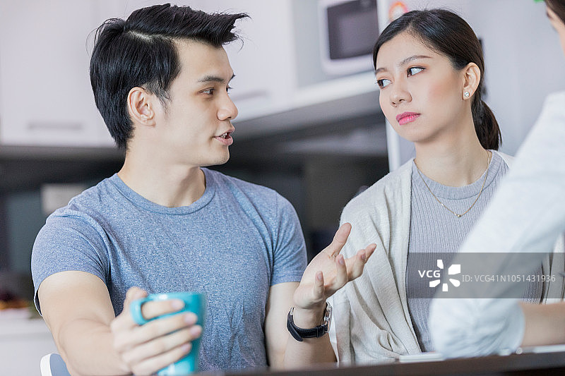 年轻情侣在婚姻咨询期间讨论问题图片素材