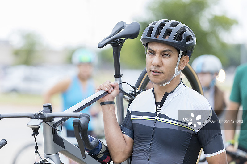 为慈善自行车赛做准备的严肃男自行车手图片素材