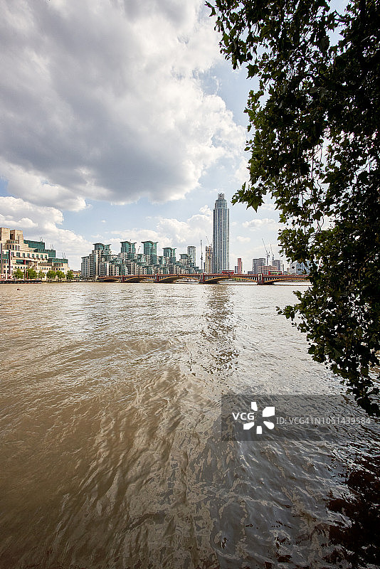 夏季的伦敦泰晤士河图片素材