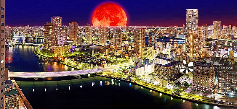 东京夜景全景月亮拼贴画：隅田川广角航拍图图片素材