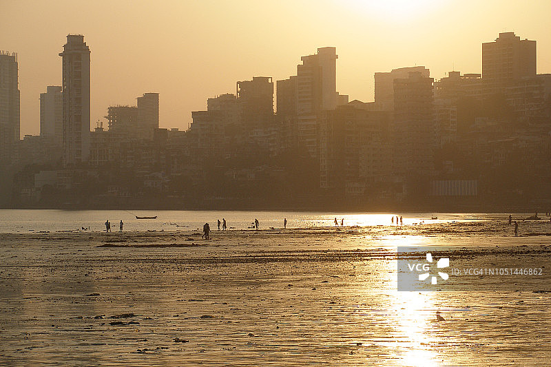 孟买天际线与高楼，金色日落，印度图片素材