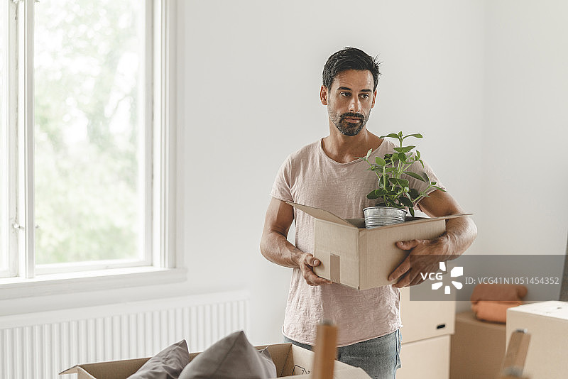 男子搬进新家图片素材
