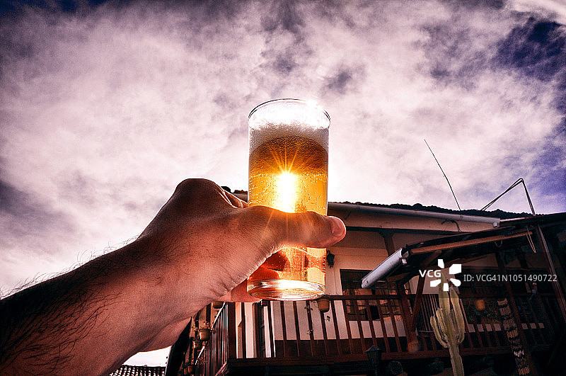 秘鲁库斯科市，阳光穿过一杯啤酒图片素材