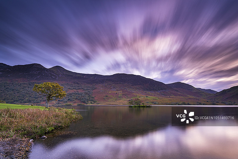 秋季的克拉莫克湖长曝光，英国湖区图片素材