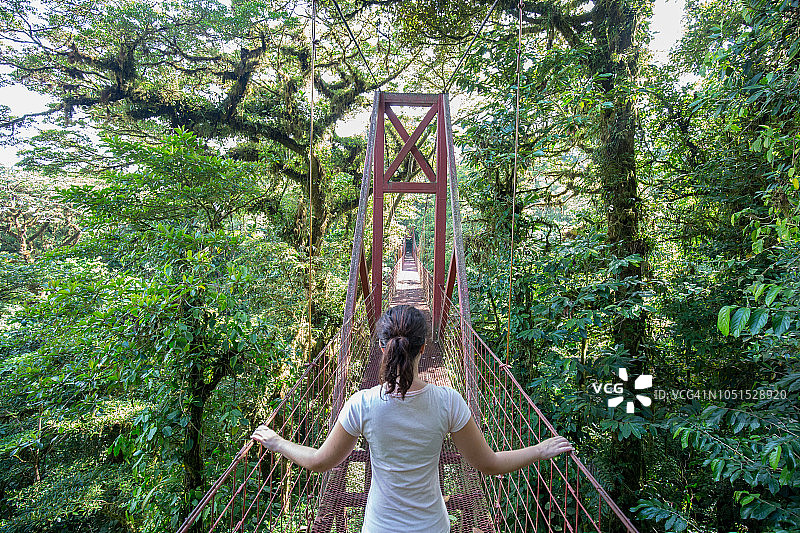 在吊桥上的女人图片素材