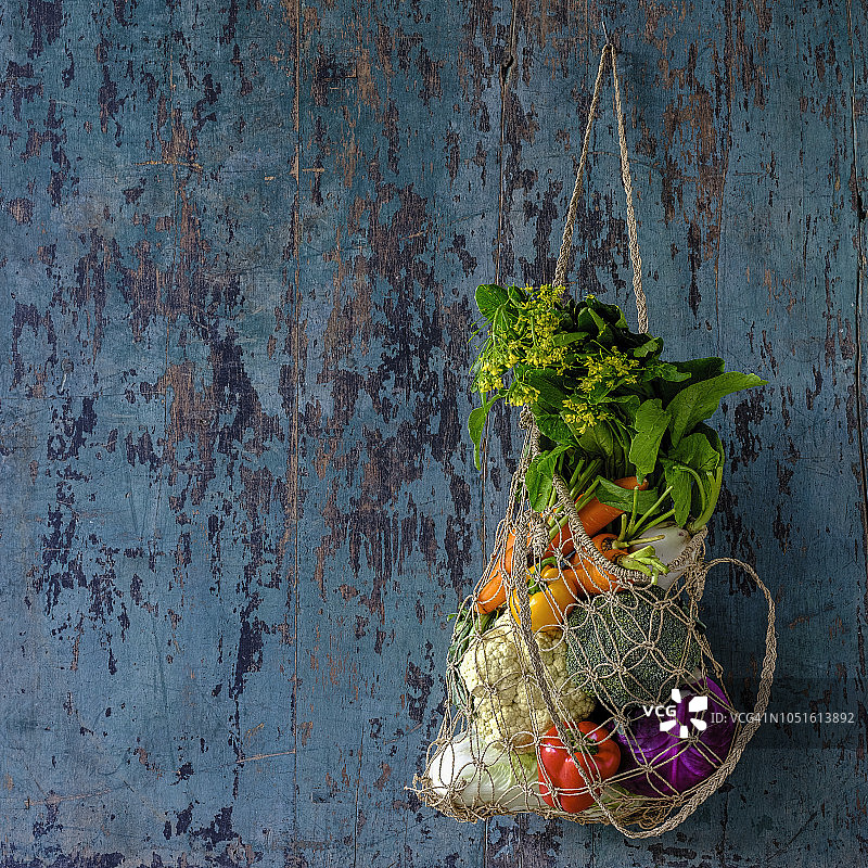 挂在可重复使用购物袋中的新鲜蔬菜图片素材