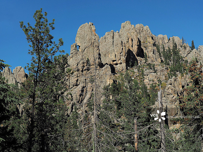 南达科他州大教堂尖顶的顶峰岩层图片素材