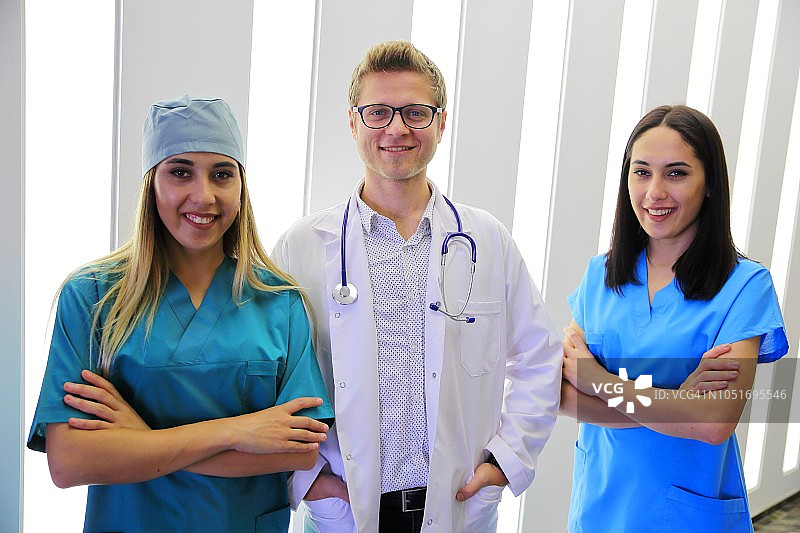 医院走廊里自信的医生和护士图片素材