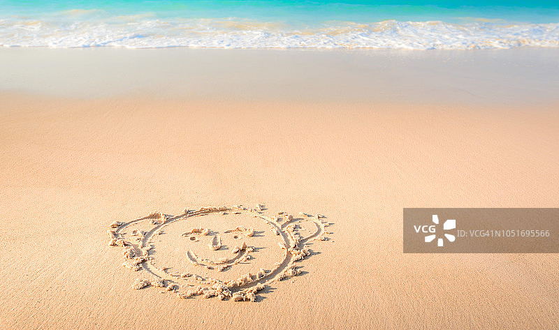 热带海滩沙滩上的笑脸图片素材