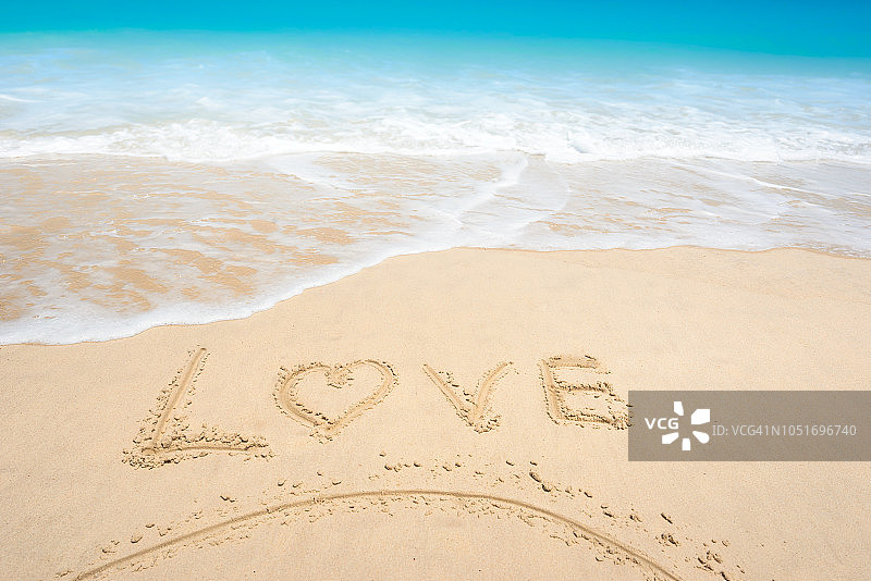热带沙滩上用沙子写成的“Love”字样图片素材
