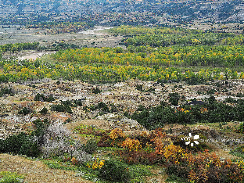 西奥多·罗斯福国家公园的密苏里河景观图片素材