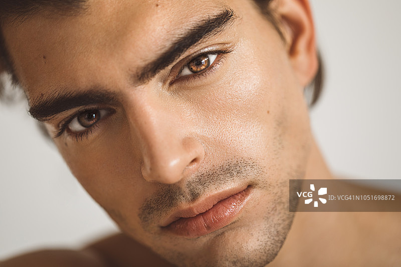 年轻男人的美丽肖像图片素材