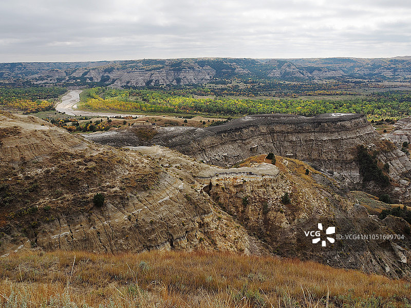 西奥多·罗斯福国家公园北部的密苏里河图片素材