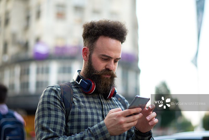 拿着手机的时髦男人图片素材