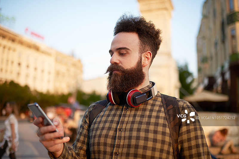 拿着手机的时髦男人图片素材