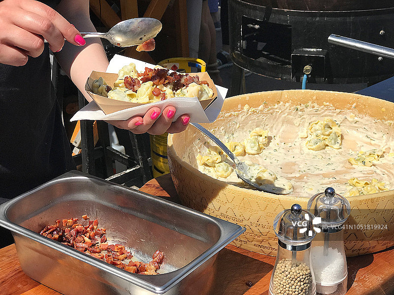 手持培根奶油意面图片素材