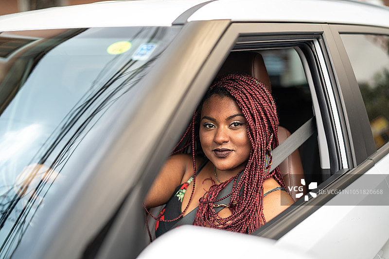非洲司机在汽车内部的肖像图片素材