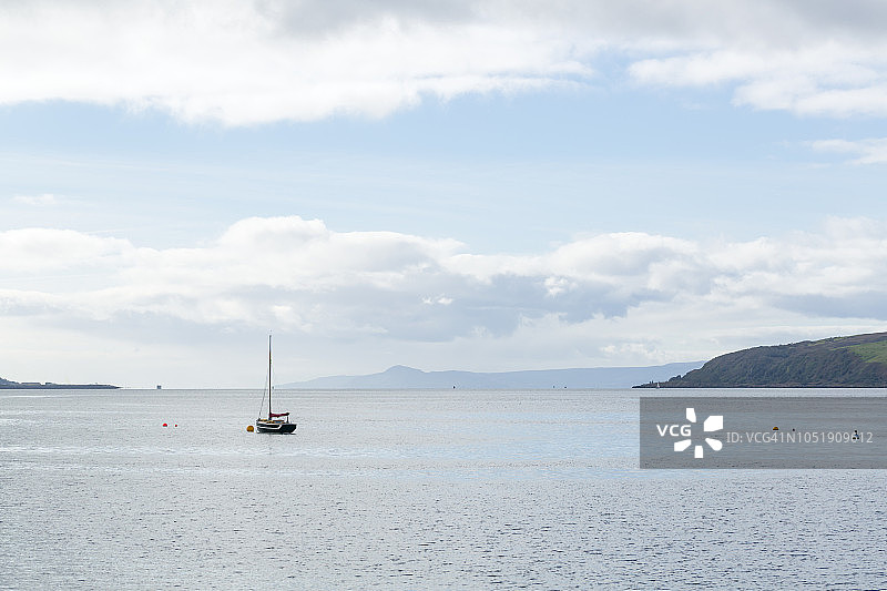英国苏格兰北艾尔郡拉格斯海边小镇克莱德湾上的小帆船图片素材