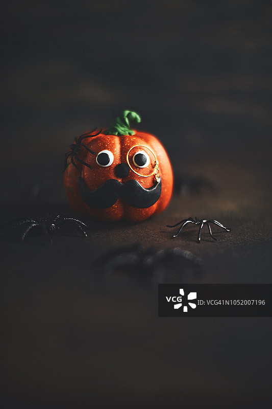 留着小胡子和戴着单片眼镜的南瓜绅士图片素材