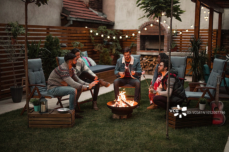 一群朋友围坐在火坑旁图片素材