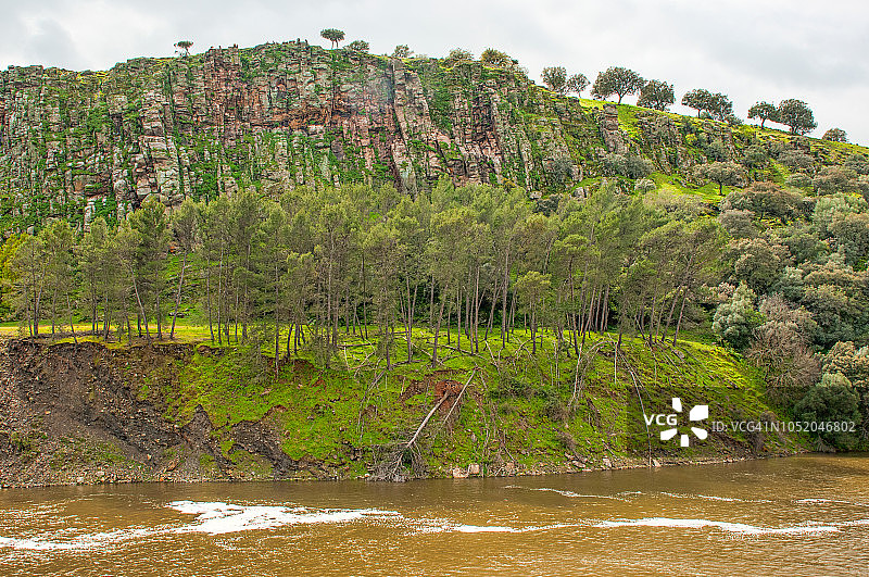 奔腾的斯威夫特河与山脉图片素材