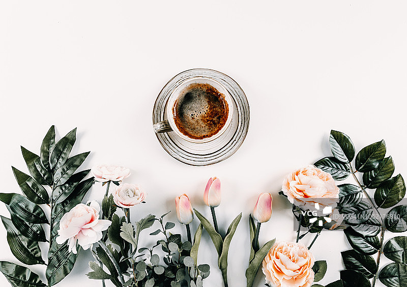 带有春花的咖啡杯。平铺，白色背景上的顶部视图。图片素材
