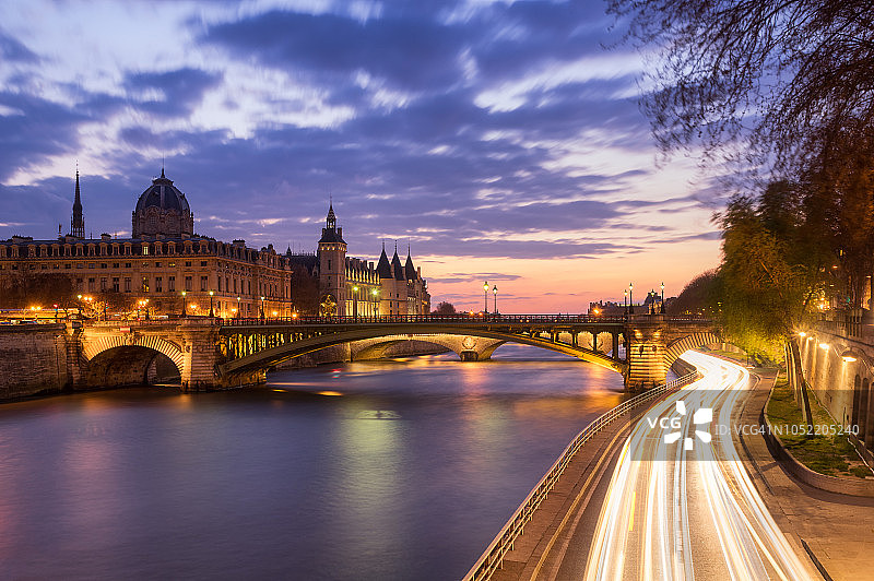 巴黎圣母桥与巴黎古监狱图片素材