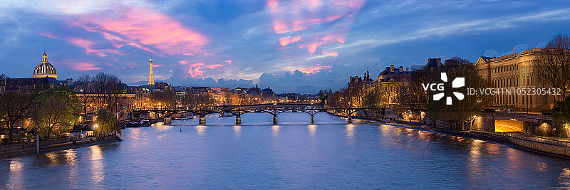 夜幕下的艺术桥图片素材