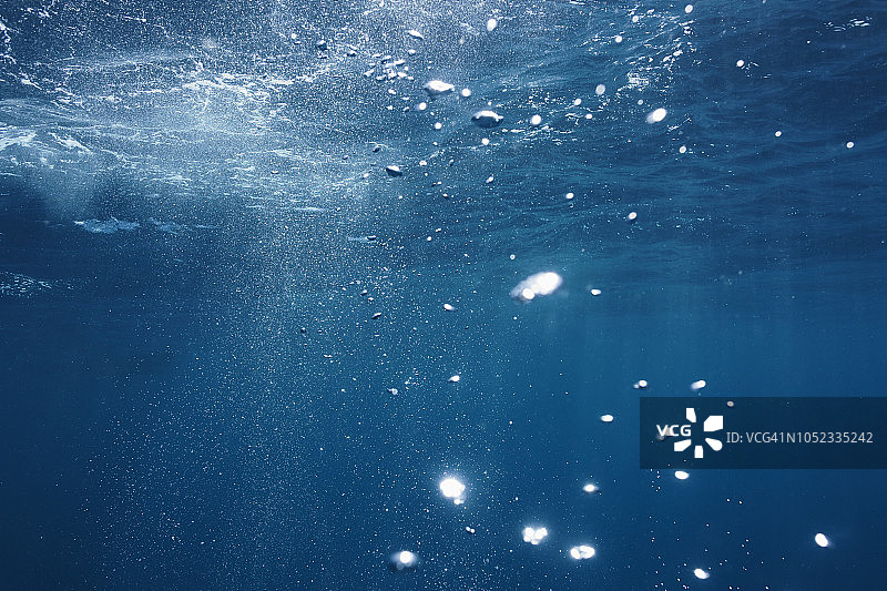 斐济太平洋，蓝色海洋中阳光和水下气泡图片素材