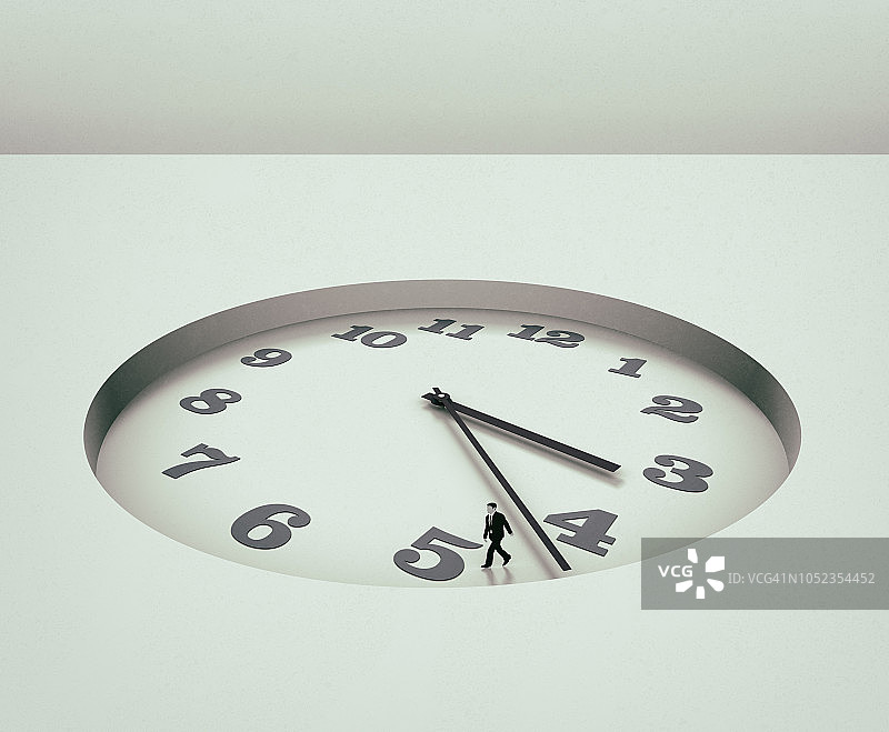 被巨型时钟追赶的商人图片素材
